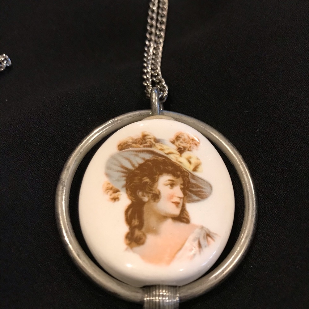 Vintage lady pendant necklace - Picture 1 of 7
